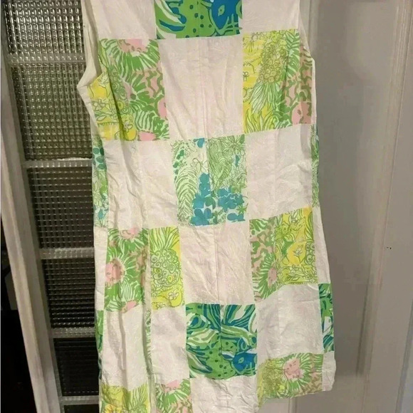 Lilly Pulitzer sleeveless dress with embroidered V-Neck Line. Size 6 - Picture 10 of 10
